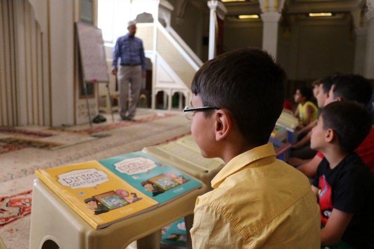 Van’da Camiler Çocuklarla Şenlendi G4