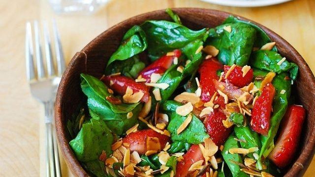 Ispanaklı Çilekli Salata Tarifi