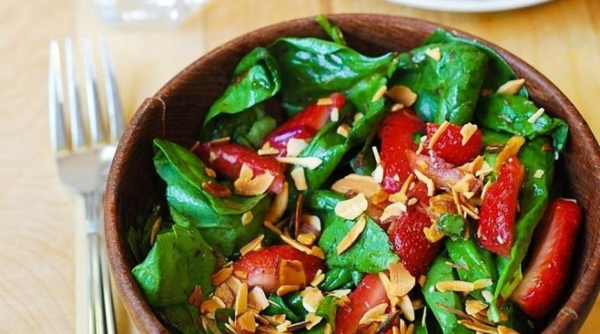 Ispanaklı Çilekli Salata Tarifi