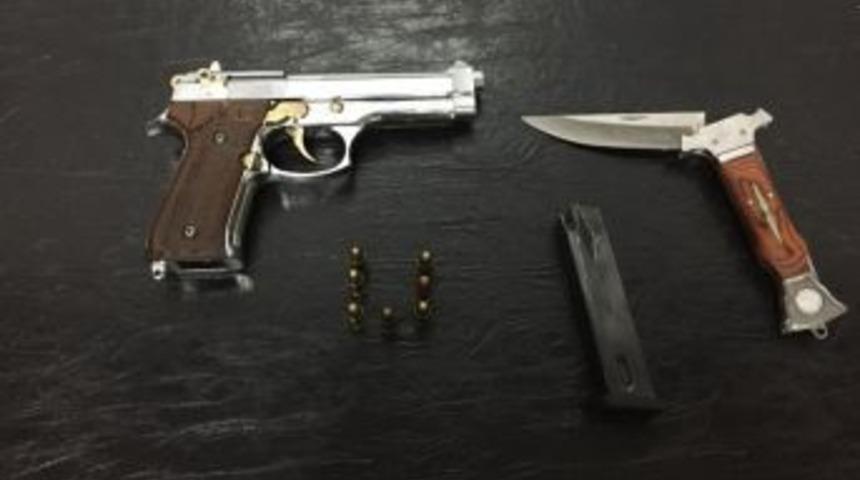 Ş&uuml;pheli Şahsın &Uuml;zerinden Tabanca Ve Bı&ccedil;ak &Ccedil;ıktı