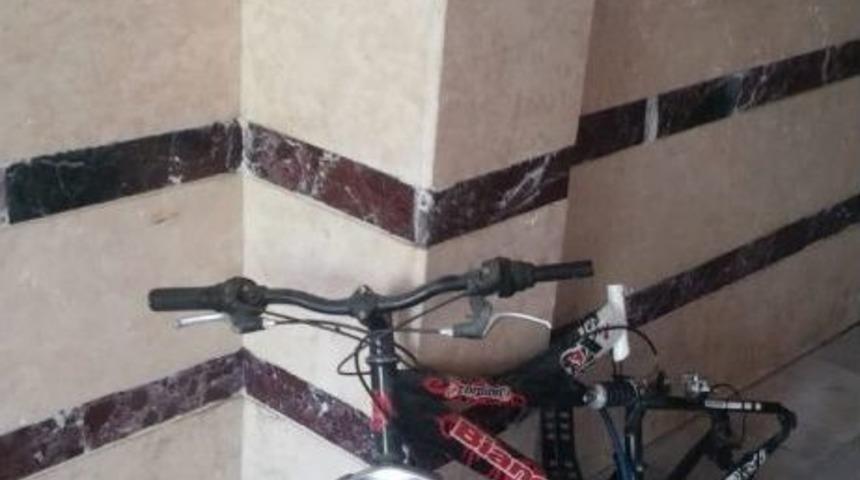 Bisikleti Par&ccedil;a Par&ccedil;a &Ccedil;aldılar