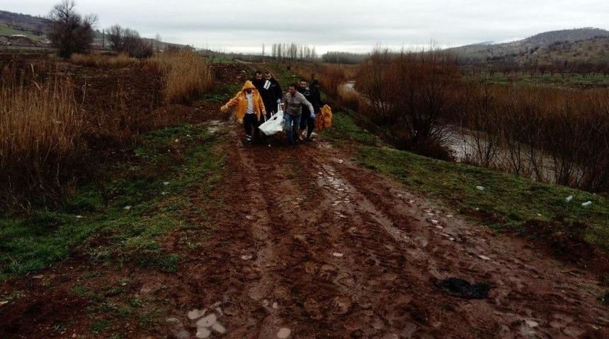 Balık Tutmak İ&ccedil;in Geldiği Su Kanalı Kenarında &Ouml;l&uuml; Bulundu