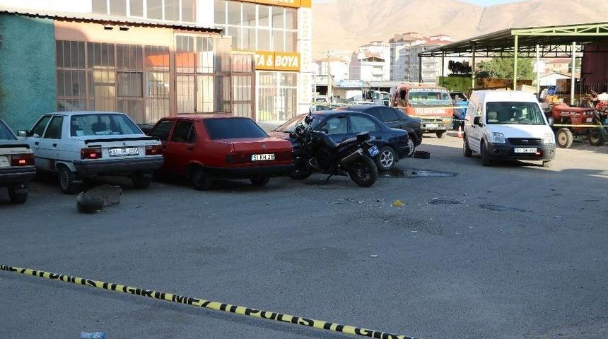 &rsquo;dur&rsquo; İhtarına Uymayan Otomobil Yunus Timlerine &Ccedil;arptı