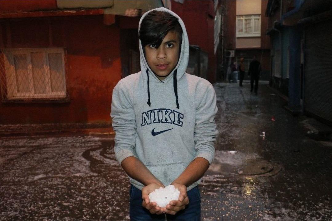 Adanalılar Fındık B&uuml;y&uuml;kl&uuml;ğ&uuml;ndeki Doluyla Kar Topu Oynadı