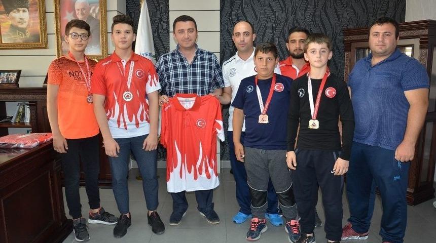 Başkan Bakıcı Başarılı G&uuml;reş&ccedil;ileri &Ouml;d&uuml;llendirdi