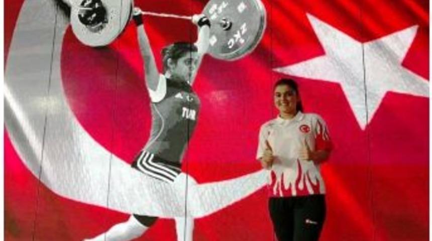 Aydınlı Ayşeg&uuml;l Halterde D&uuml;nya 3. Oldu