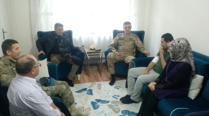 Kaymakam &Ouml;zkan Ve Komutanlardan Yaralı Askere Ziyaret