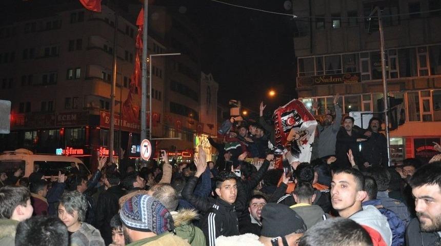 Fenerbah&ccedil;e Galibiyeti Beşiktaşlıları Kars&rsquo;ta Sokağa D&ouml;kt&uuml;