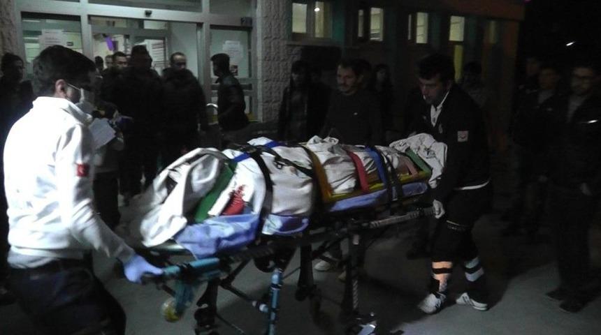 Konya&rsquo;da Otomobil Elektrik Direğine &Ccedil;arptı: 3 Yaralı