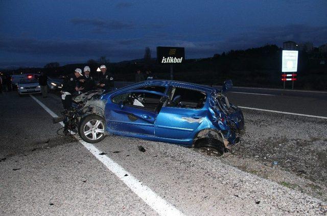 Konya&rsquo;da Otomobil Elektrik Direğine &Ccedil;arptı: 3 Yaralı 1