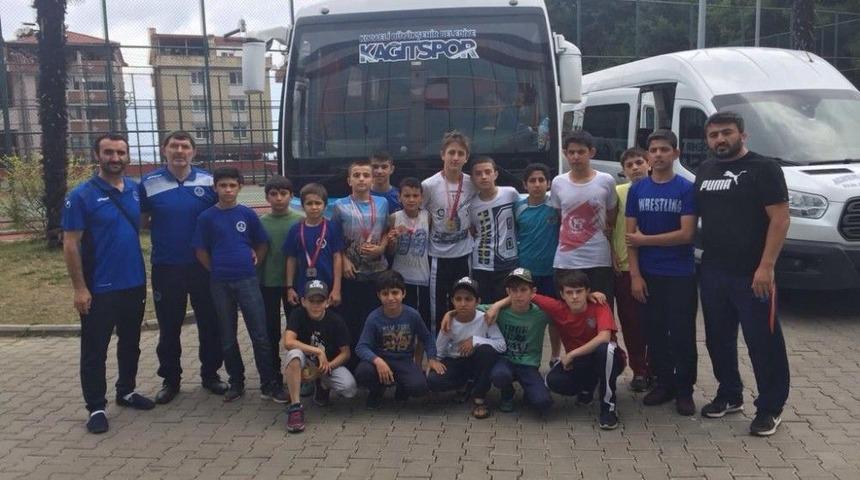 Kağıtsporlu Minik G&uuml;reş&ccedil;iler Umut Veriyor