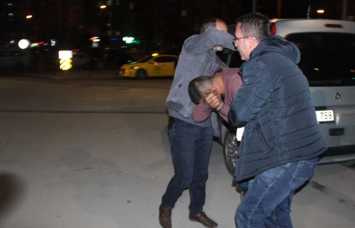 Hırsızlık Ş&uuml;phelisini &Ouml;nce D&ouml;vd&uuml;ler, Sonra Polise Teslim Ettiler