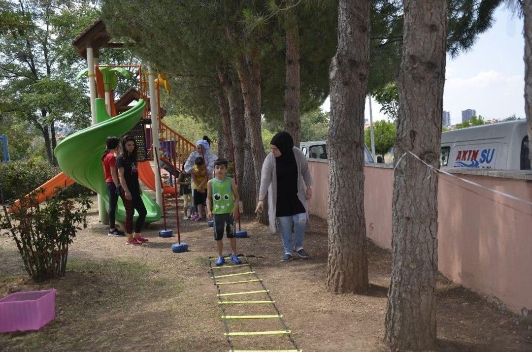 Otizmli &Ccedil;ocuklar Akranlarından Hayatı &Ouml;ğreniyor