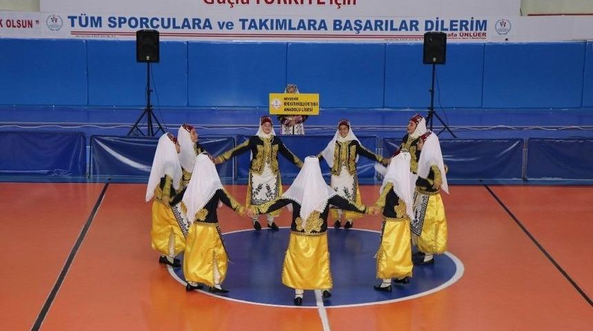 Nevşehir&rsquo;de Halk Oyunları Yarışması Yapıldı