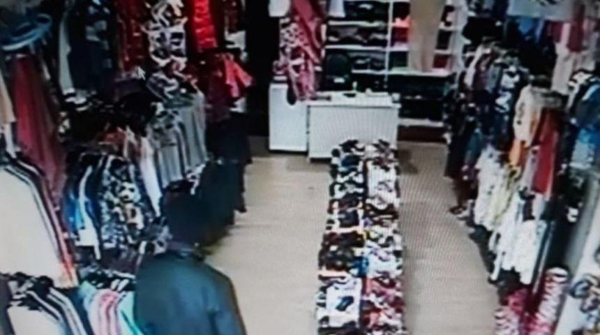 (&ouml;zel) Kasanın Boş Olduğunu G&ouml;ren Hırsız, Sadaka Kutusunu &Ccedil;aldı