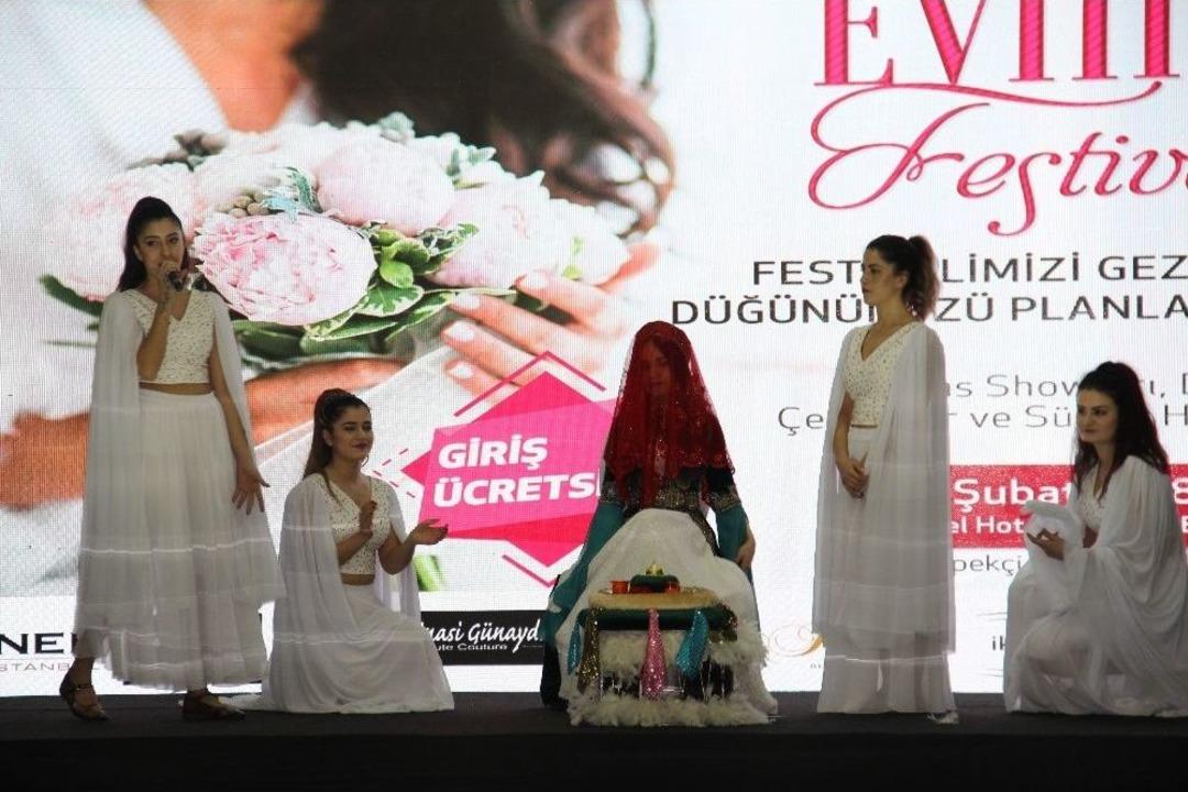 2018&rsquo;in Gelinlik Ve Damatlıkları G&ouml;r&uuml;c&uuml;ye &Ccedil;ıktı