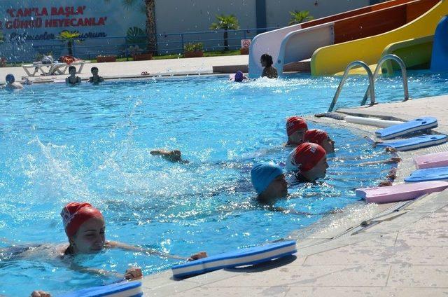 Bilecik’te 350 Çocuk Yaz Spor Okulları Kapsamında Yüzme Öğreniyor