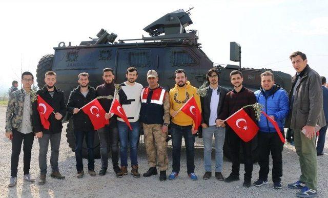 Uşak Üniversitesi Öğrencileri, Mehmetçiği Cephe Arkasında Ziyaret Etti