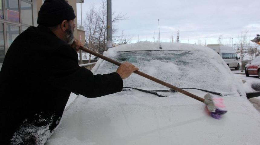 Erzurum Güne Karla Uyandı