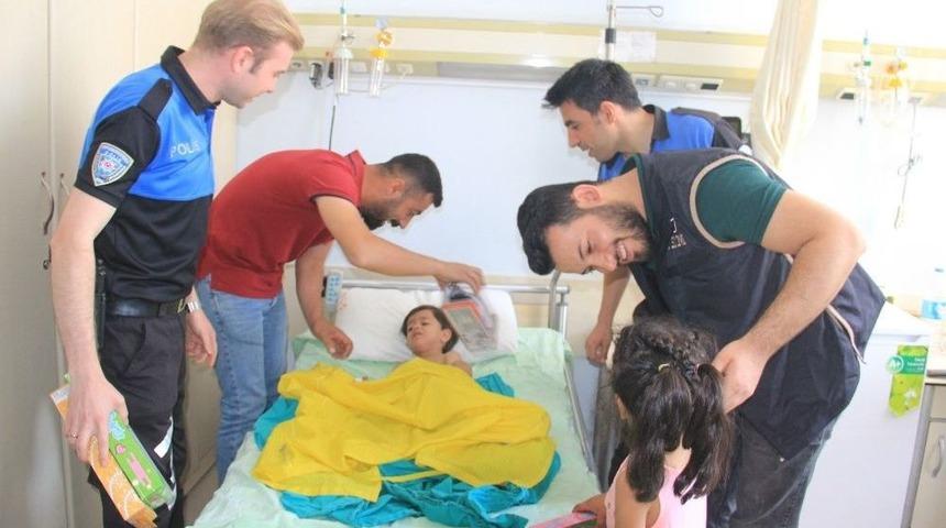 Hakkari Polisi Bu Defa Hasta &Ccedil;ocukları Sevindirdi