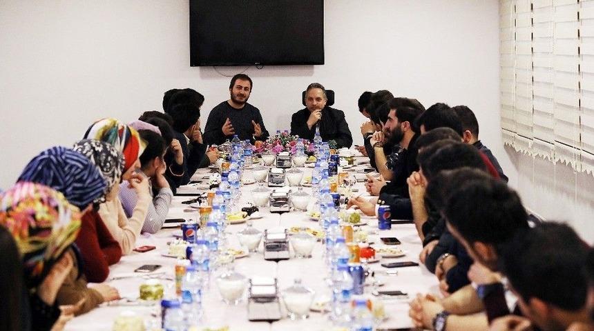 Yal&ccedil;ın, &Uuml;niversite &Ouml;ğrencileriyle Buluştu