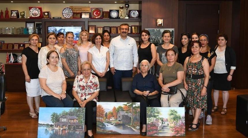 Resim Kursiyerleri Soner Çetin’e Tablolarını Hediye Etti