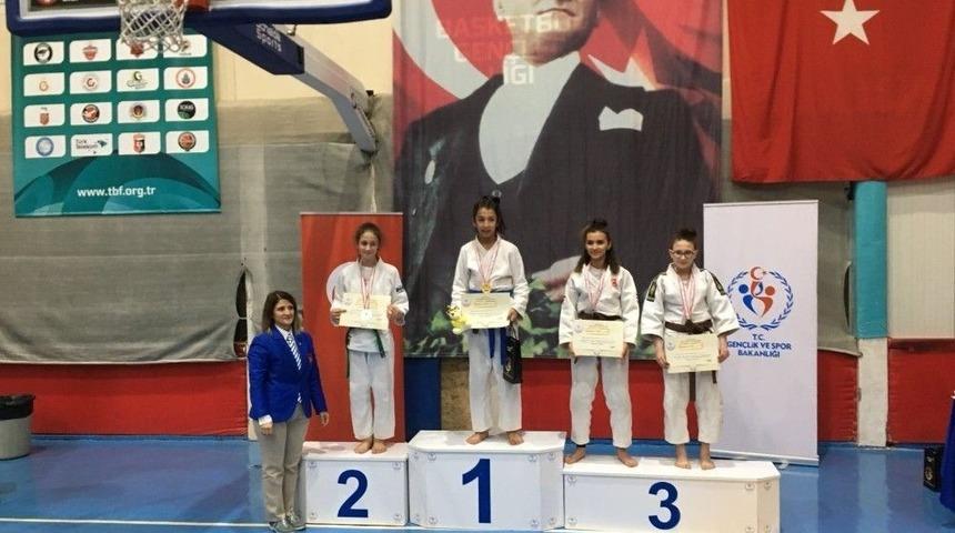 Judo M&uuml;sabakalarından Derecelerle D&ouml;nd&uuml;ler