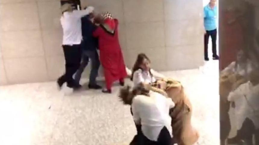 İstanbul &Ccedil;ağlayan Adliyesi&rsquo;nde Tekme Tokatlar Havada U&ccedil;uştu