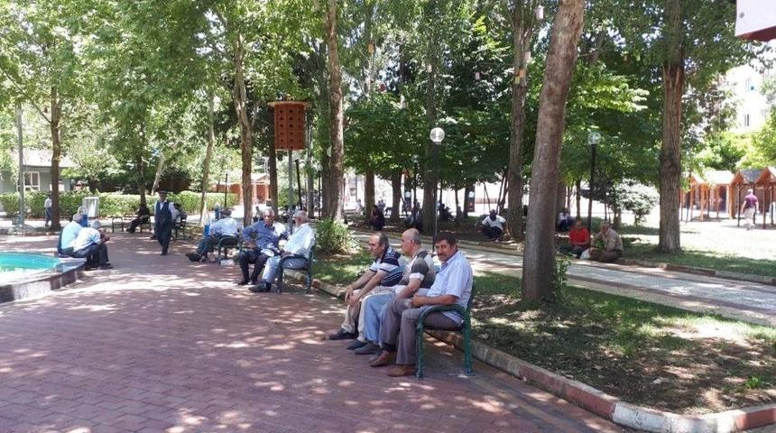 Sıcak Havada Bunalan Vatandaşlar Serin Yerlere Kaçıyor