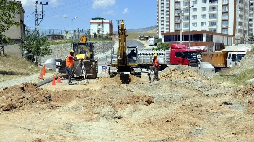 Diski Silvan’da Kısmi Kanalizasyon Şebekesi Döşüyor