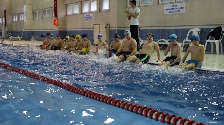 Tatile Gidemeyen &Ccedil;ocuklar Havuzlara Akın Etti