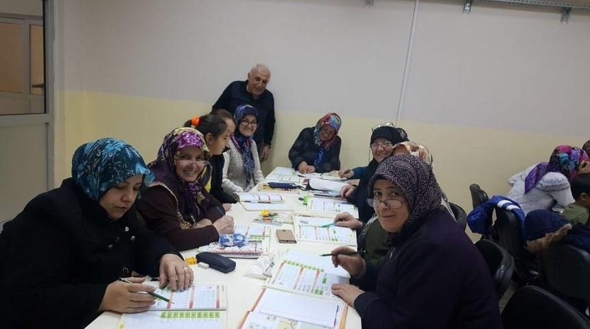 İzmek Okuma Yazma &Ouml;ğretiyor