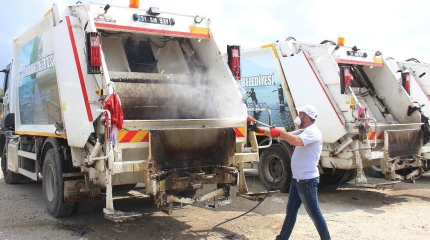 Samandağ Belediyesi Çöp Kamyonlarını Dezenfekte Etti
