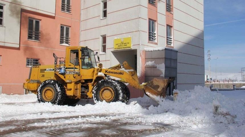 Kar Yağışı Hayatı Durdurdu