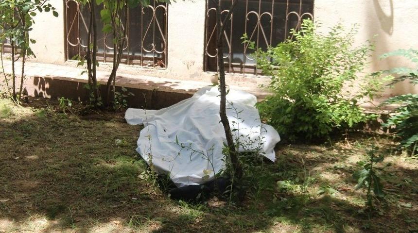 4’üncü Katta Düşen Şahıs Hayatını Kaybetti