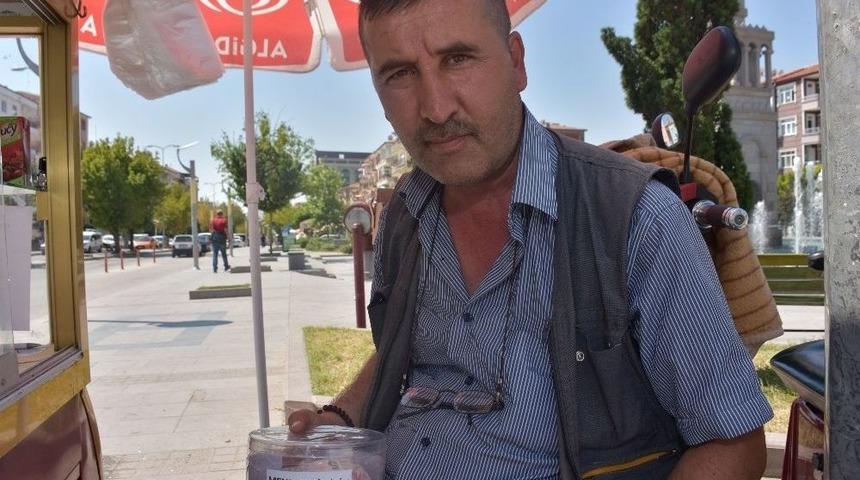 Sattığı Simit Paralarının K&acirc;rını Mehmet&ccedil;iğe Bağışlayacak