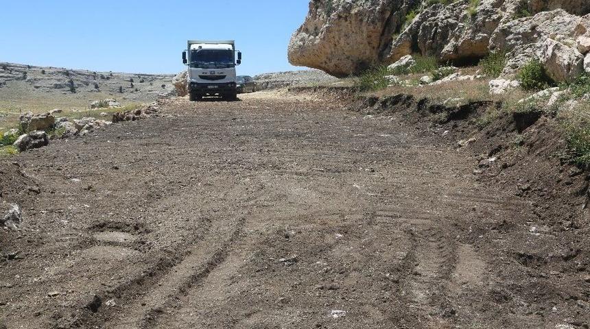 Erdemli&rsquo;de Y&ouml;r&uuml;kler&rsquo;in Yol Problemi &Ccedil;&ouml;z&uuml;l&uuml;yor