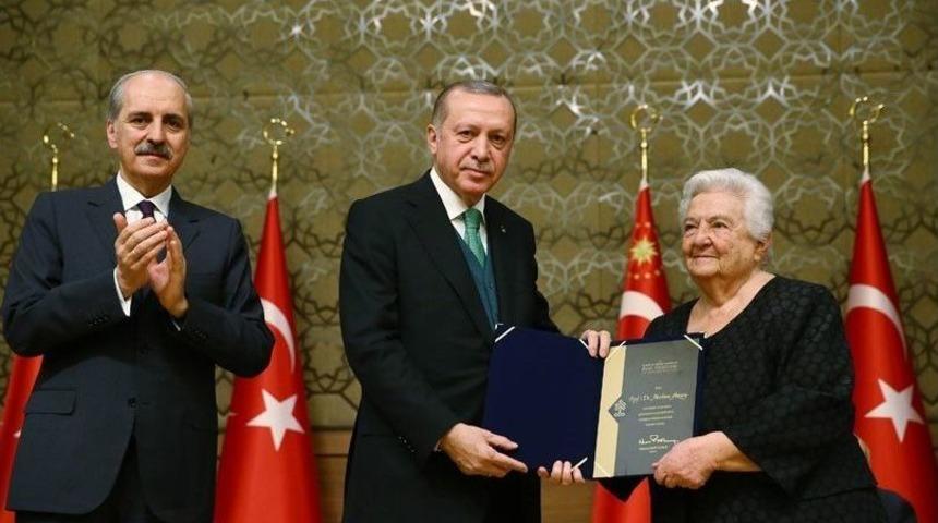 Tokatlı Sanat Tarih&ccedil;isi, &Ouml;d&uuml;l&uuml;n&uuml; Cumhurbaşkanı Erdoğan&rsquo;ın Elinden Aldı