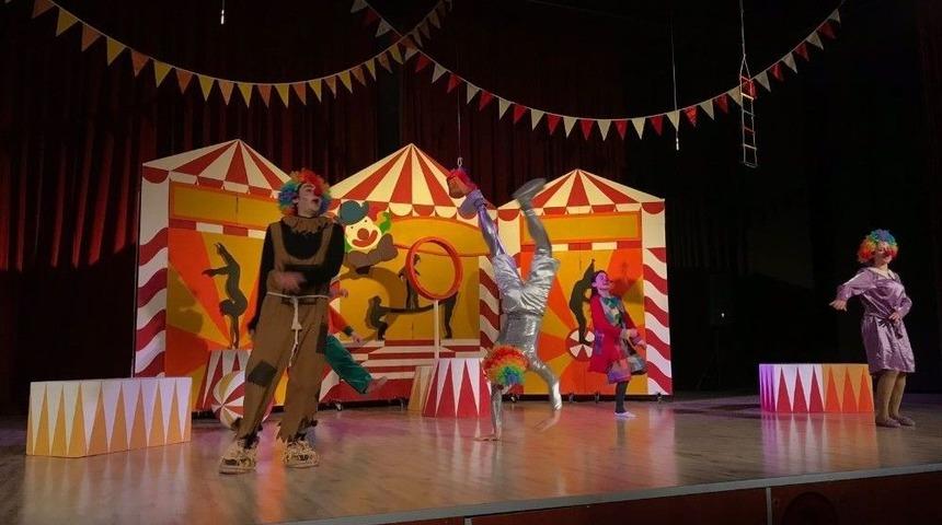 K&uuml;tahya Belediyesi Şehir Tiyatrosu, &rsquo;benim G&uuml;zel Pabu&ccedil;larım&rsquo; Oyununu Akşehir&rsquo;de De Sahneledi