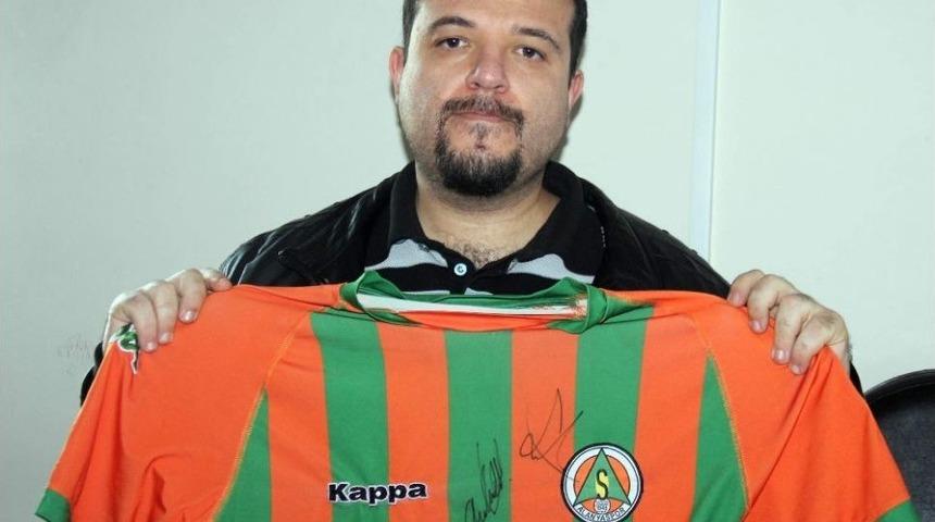 Afrin&rsquo;deki Mehmet&ccedil;iğe Destek İ&ccedil;in İmzalı Formasını Satışa &Ccedil;ıkardı