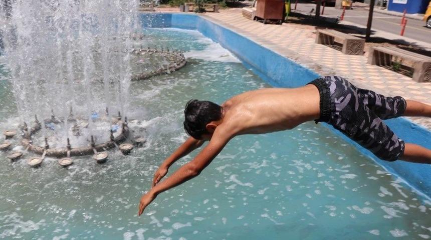 Nevşehir&rsquo;de Serinlemek İsteyen &Ccedil;ocuklar S&uuml;s Havuzuna Girdi