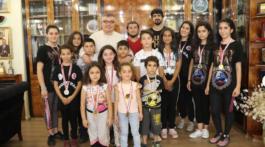 Başkan Kesimoğlu, Minik Muaythai Sporcularını Ağırladı