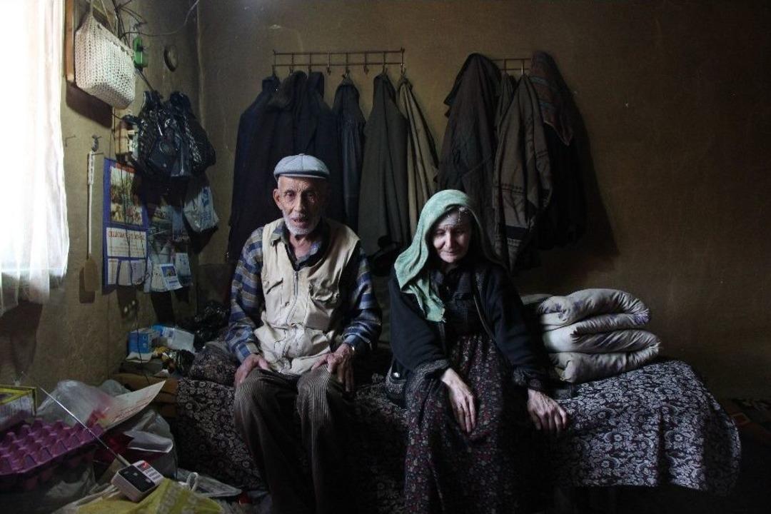 Harabe Evde Kalan Yaşlı &Ccedil;ift Hayatlarının Mutluluğunu Yaşadı