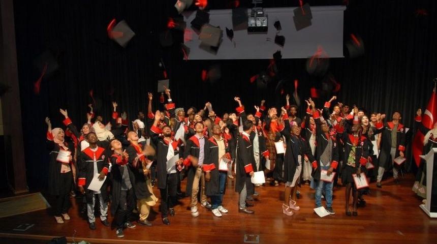 Sdü’deki Yabancı Uyruklu Öğrencilerin Mezuniyet Sevinci