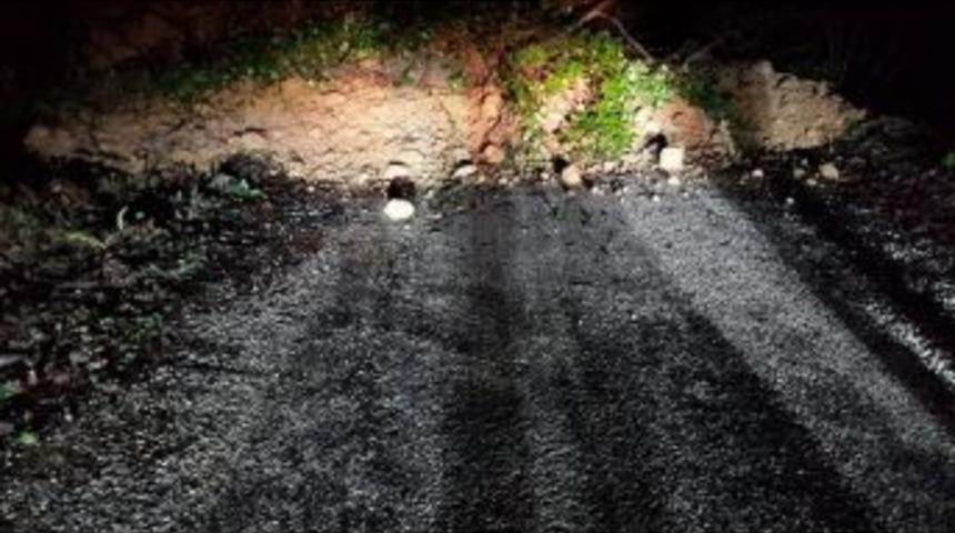 Ak&ccedil;akoca Kurug&ouml;l K&ouml;y Yolunda Heyelan