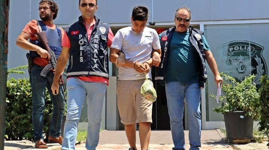 Telefonla Konuşan Kadının Elinden Telefonunu &Ccedil;aldılar