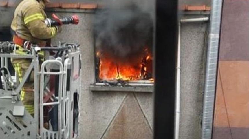 Fatih&rsquo;te Korkutan Yangın Mahalleliyi Sokağa D&ouml;kt&uuml;