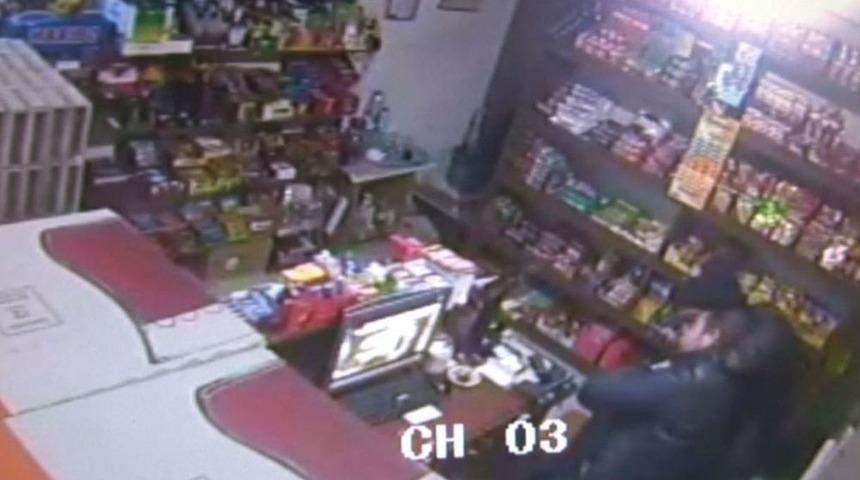 &Ouml;nce &Ouml;p&uuml;p Sonra Gasp Eden Ş&uuml;pheli, Uyurken Yakalandı