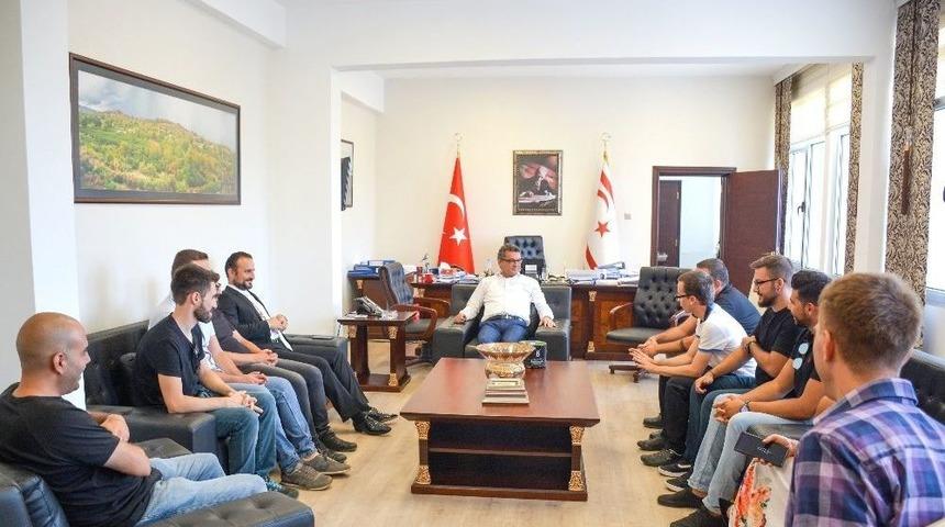 &lsquo;robotik Futbol Takımı&rsquo;, Kktc Başbakanını Ziyaret Etti