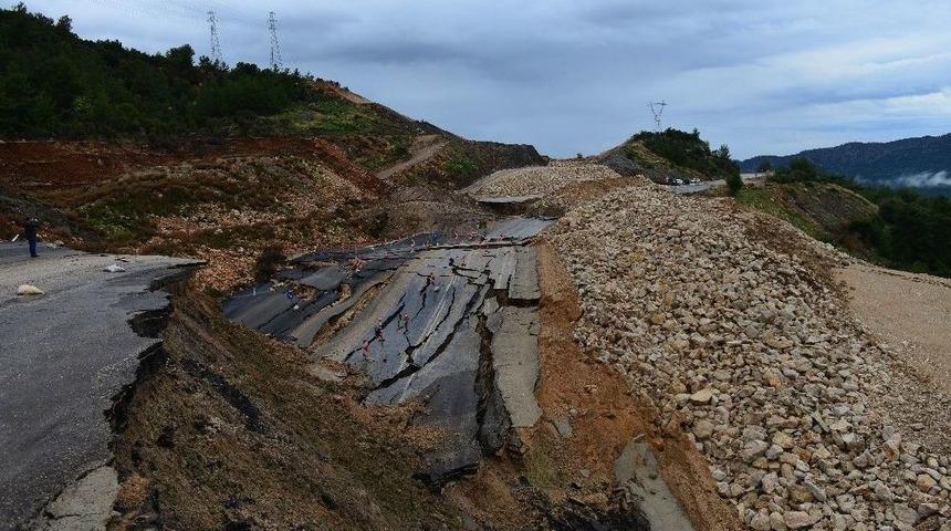 Antalya-kumluca Yolunda Heyelan Devam Ediyor